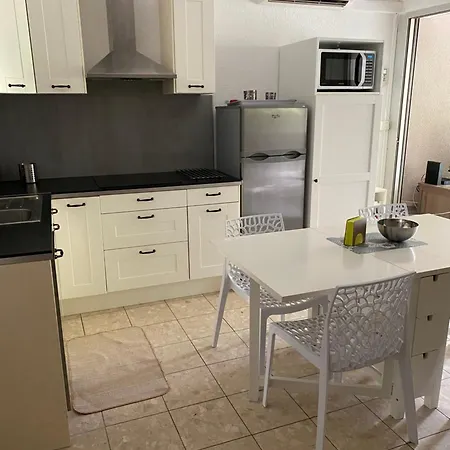 4 Personnes Avec Terrasse Et Piscine Proche Et Commerces