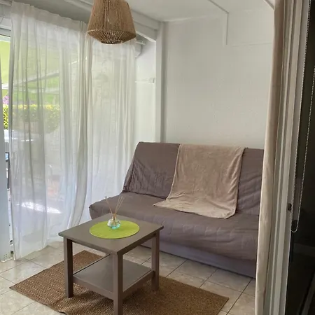 Apartment 4 Personnes Avec Terrasse Et Piscine Proche Et Commerces